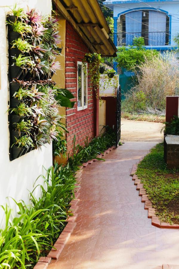Shanu'S Seaside Inn - A Family-Run Guesthouse Just 100 Metres From Candolim Beach 외부 사진