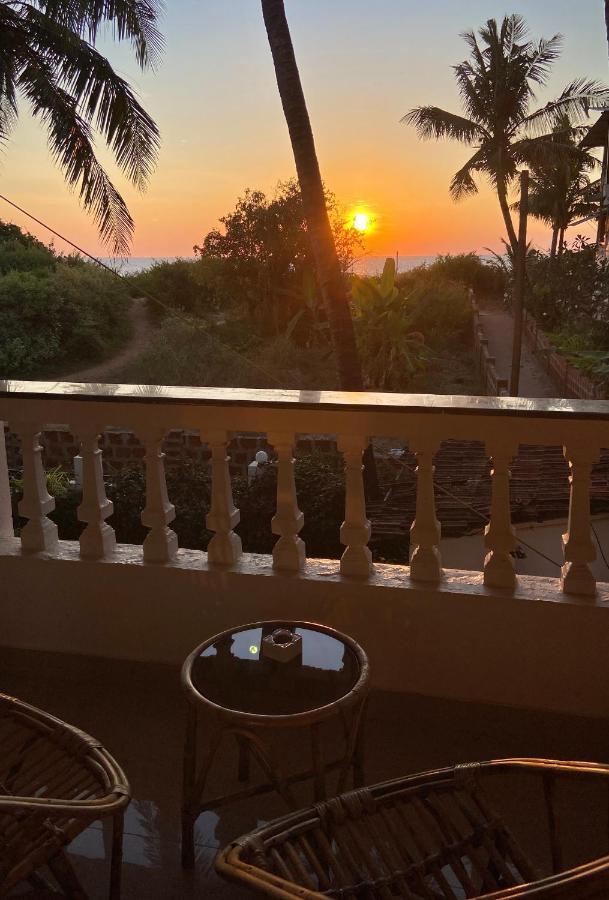 Shanu'S Seaside Inn - A Family-Run Guesthouse Just 100 Metres From Candolim Beach 외부 사진